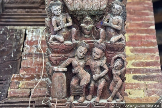 Эротические сценки на резных подпорках храма Джаганнатх. Из интернета Катманду, Непал