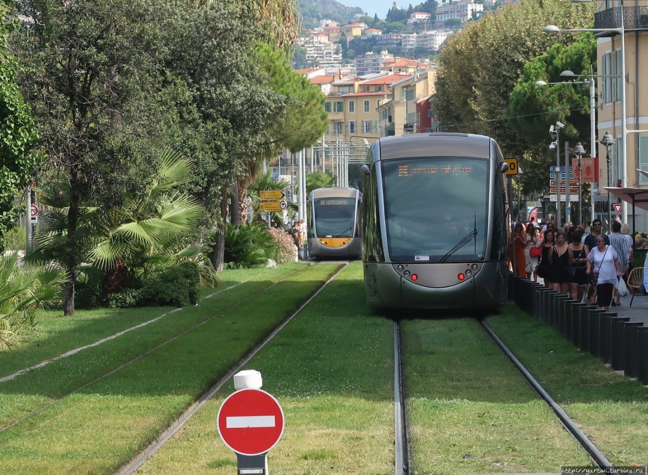 Возле площади поворачивает современный трамвай Ниццы на своеобразный бульвар. Ницца, Франция