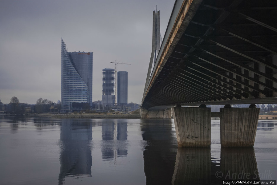 На вантовом мосту над замком президента Рига, Латвия