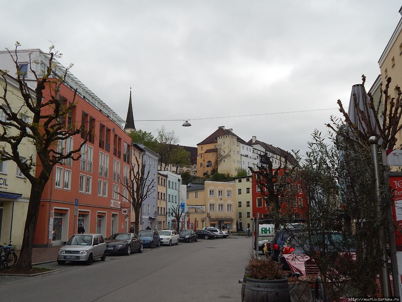 Вид на замок с одной из площадей города (Herrengasse)