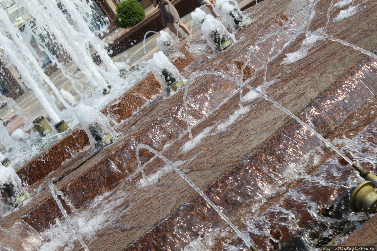 Ещё одни примечательные фонтаны и тоже вполне себе весёлые находятся на площади Победы. Витебск, Беларусь