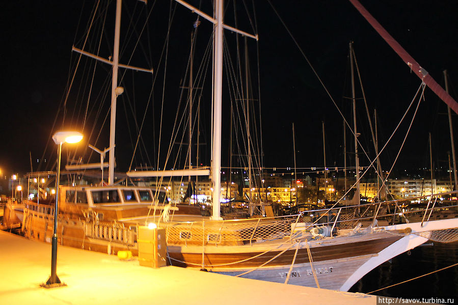 Деревянная яхта в порту Ретимно