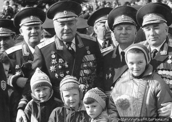 В. М. Михалкин с военачальниками на параде Победы(Из Интернета)
