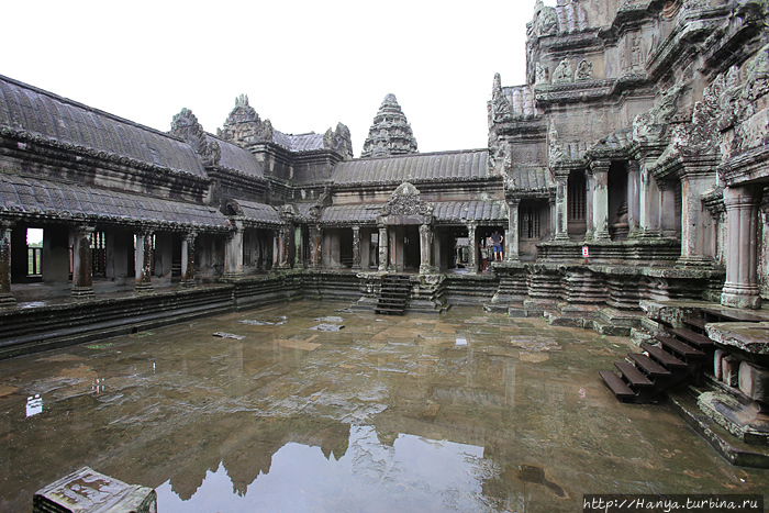 Северо-западный дворик и внутренняя галерея первого уровня Ангкор Вата и опущенный пол с заполненным дождем водоемом Ангкор (столица государства кхмеров), Камбоджа