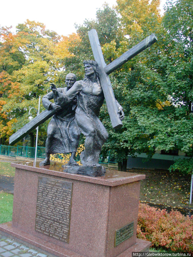 Статуи Крестного пути около монастыря