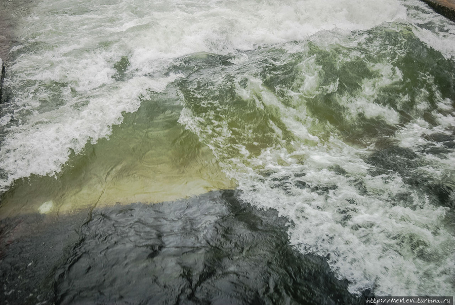 Сёрфер в центре города Мюнхен, Германия