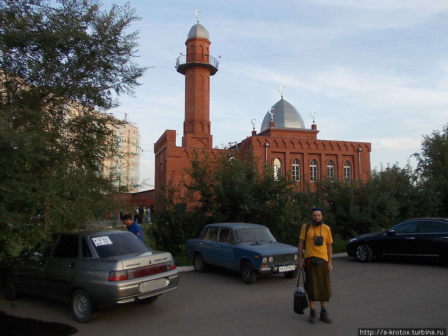 А.Кротов на фоне мечети Красноярской Красноярский край, Россия