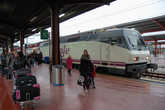 Поезд Francisco Goya прибыл на вокзал Chamartin в Мадриде