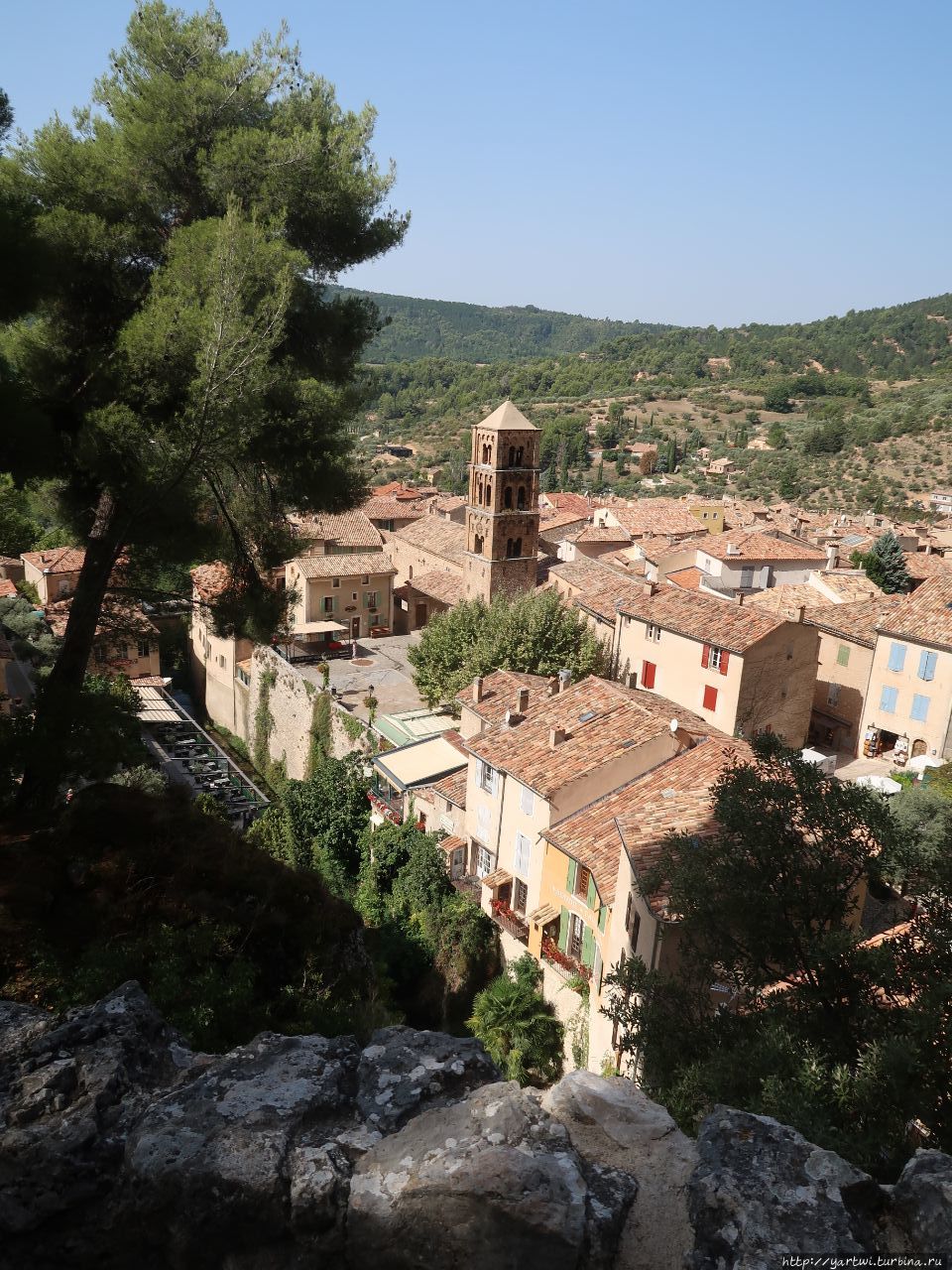 Moustiers-Sainte-Marie (Мустье-Сент-Мари)  одна из самых красивых деревенек Прованса. Вид со скалистой террасы. Мустье-Сент-Мари, Франция