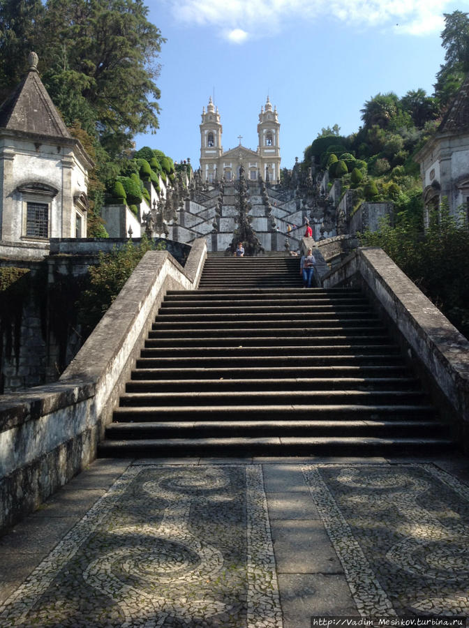 Знаменитая лестница и Церковь Бон Жезуш ду Монте. Брага, Португалия