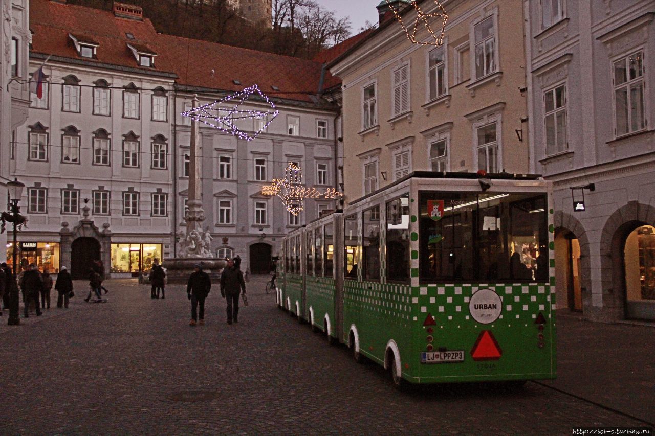 Автопоезд туристического назначения. Катает туристов по улицам с достопримечательностями Любляна, Словения