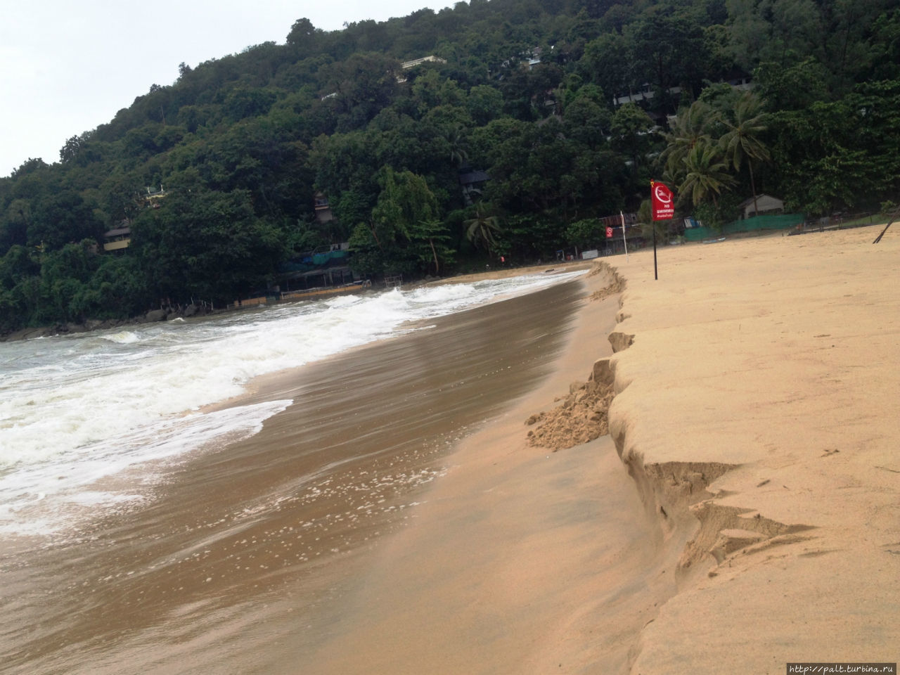 Эти волны серьезно покусали ровный отельный пляж Карон, Таиланд
