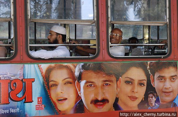 В пригороде Мумбая находится большой кино-комплекс Болливуд, там снимают почти все Индийское кино, поэтому на автобусах везде реклама новых фильмов Мумбаи, Индия