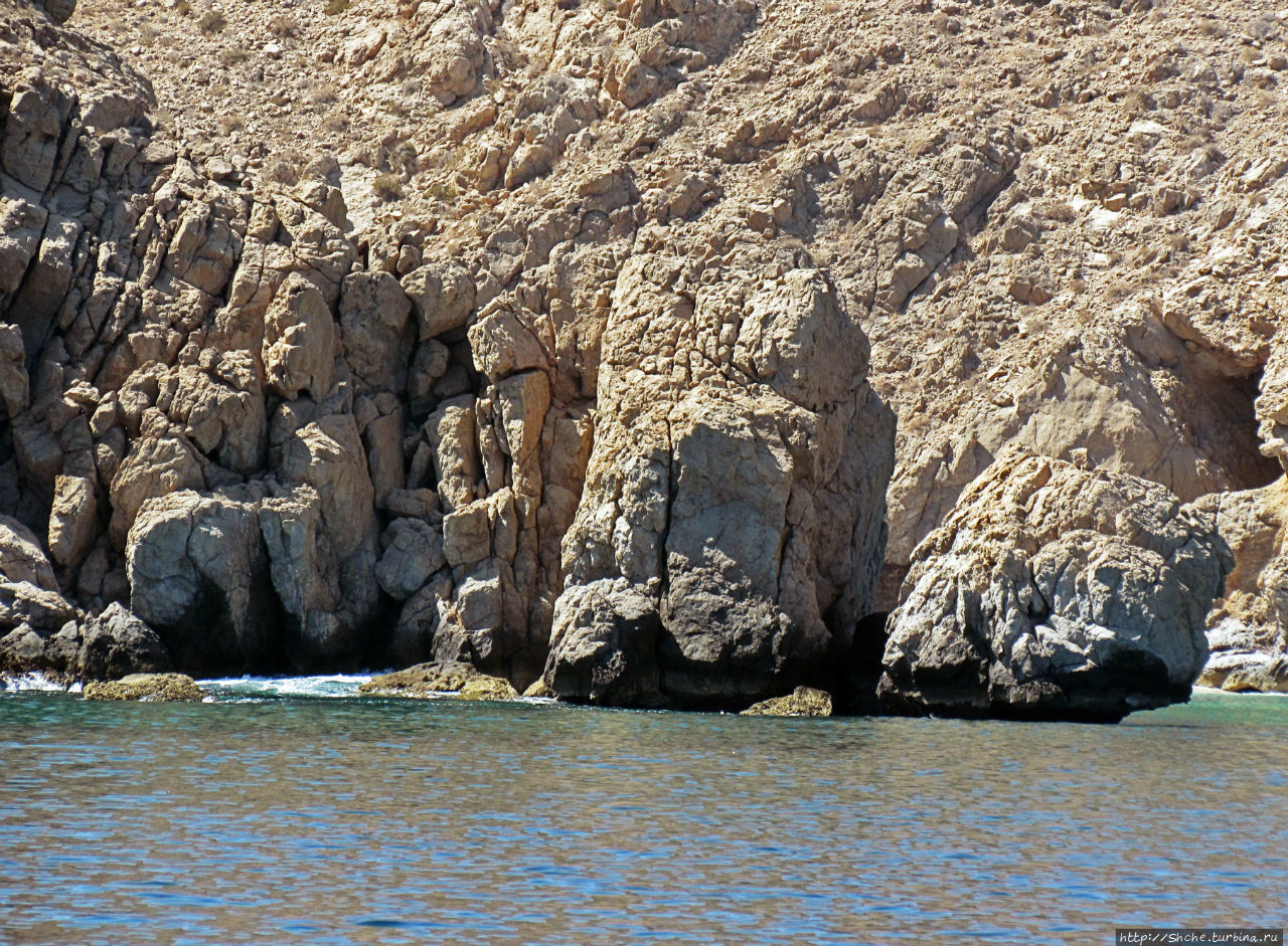 Оманские фьерды... Скалистое побережье Мусандама Загхи, Оман