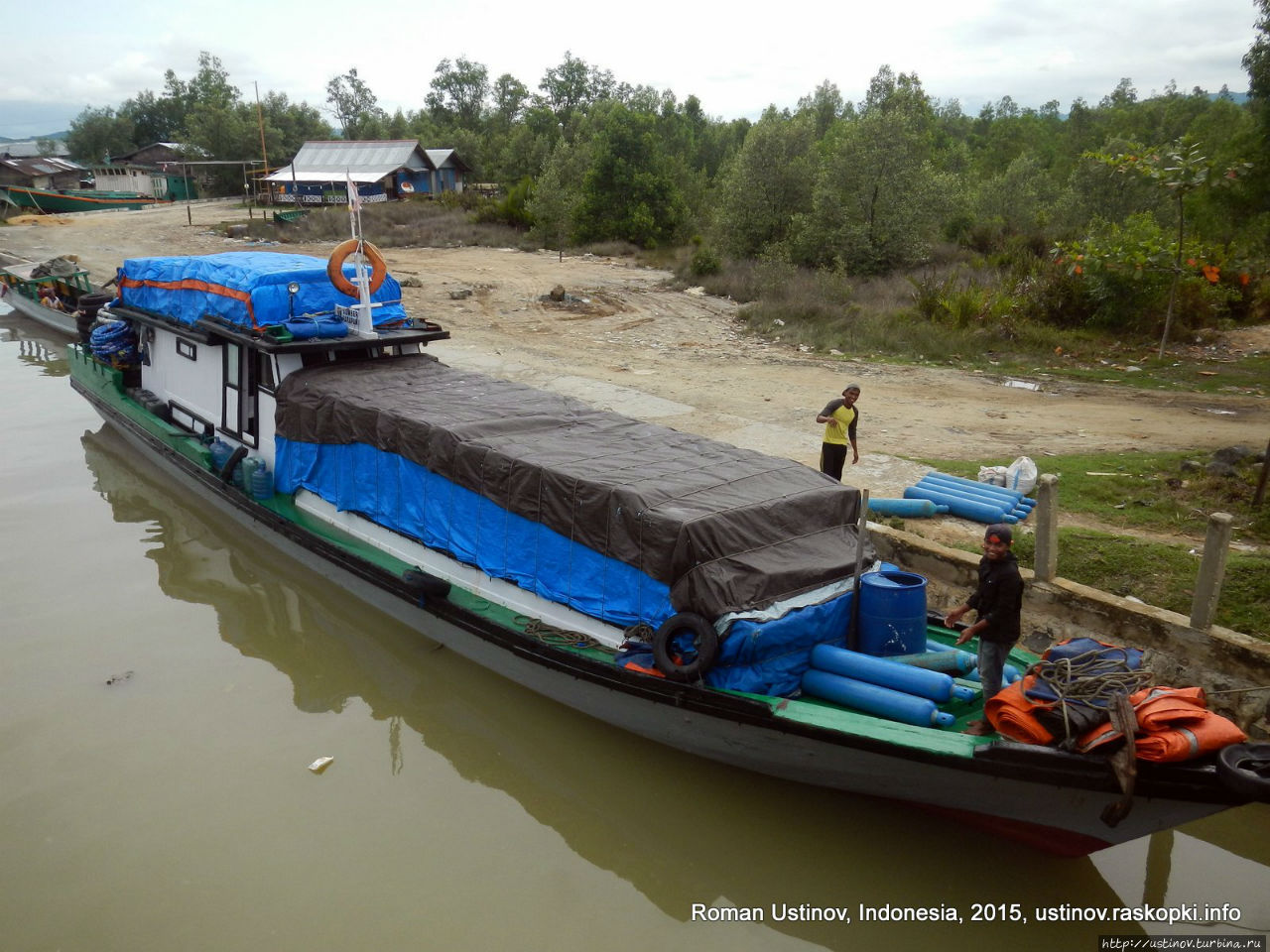 На грузовом судне с Таракана в Нунукан (Индонезия) Калимантан, Индонезия