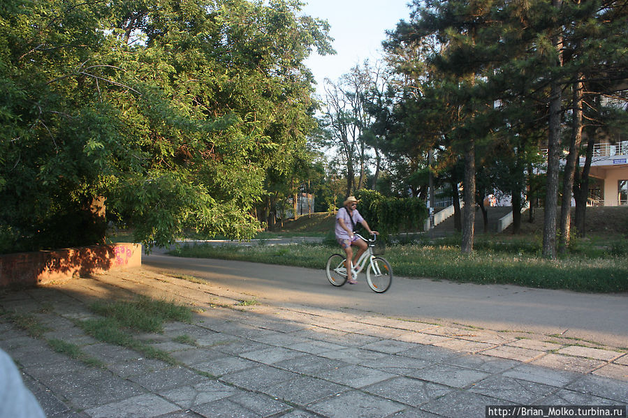 Незнакомец. На самом деле людей на велосипедах очень много. Просто нету фото с ними Одесса, Украина