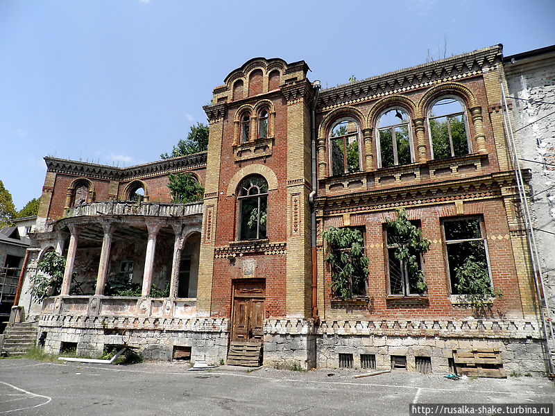 Проспект Леона и школа, где учился Берия Сухум, Абхазия