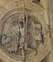 Под аркой часов расположен барельеф Святого Жана-Батиста в окружении барашков.