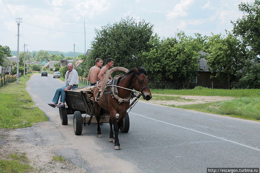 Чем ближе мы подходили к деревеньке, тем более нам хотелось подъехать.. но вот за следующим холмом уже она и местные жители нам навстречу.

Эх, как же я им завидую..

Пройдет, чуть больше лет и наверно не увидишь уже такие транспортные средства...а жаль..