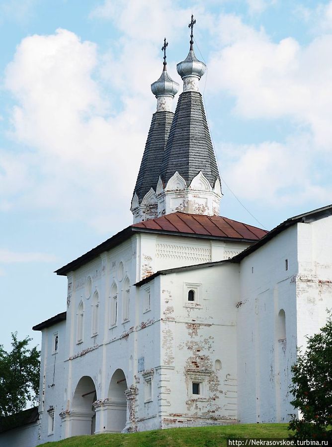 Святые врата с надвратными церквями (вход в монастырь) Ферапонтово, Россия