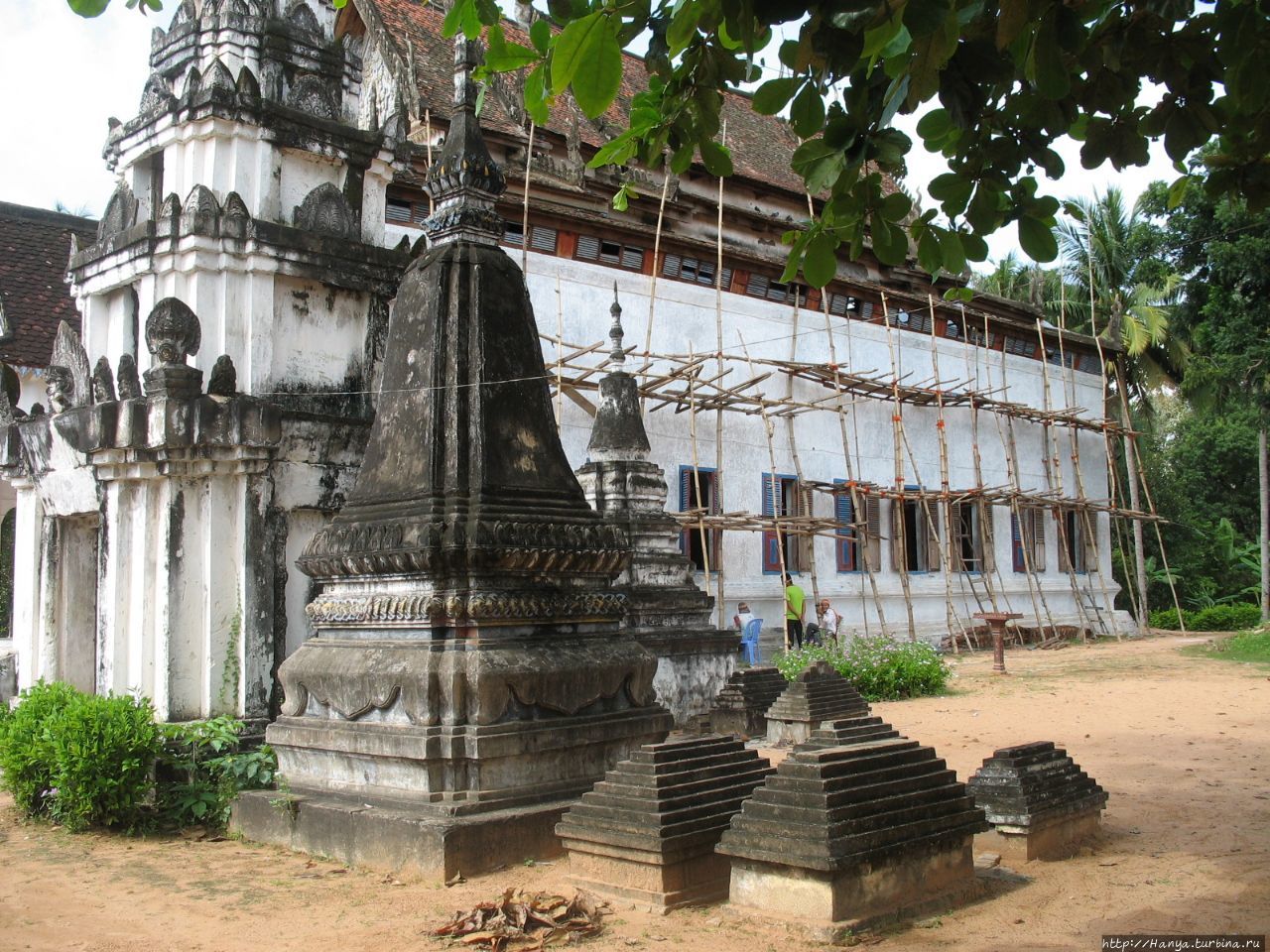 Современный буддийский монастырь рядом с храмом Лолей Ангкор (столица государства кхмеров), Камбоджа