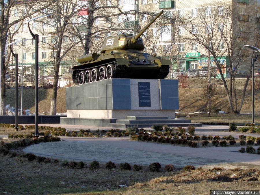Теперь  танк   установлен  в  центре   города   и  виден  издалека. Южно-Сахалинск, Россия