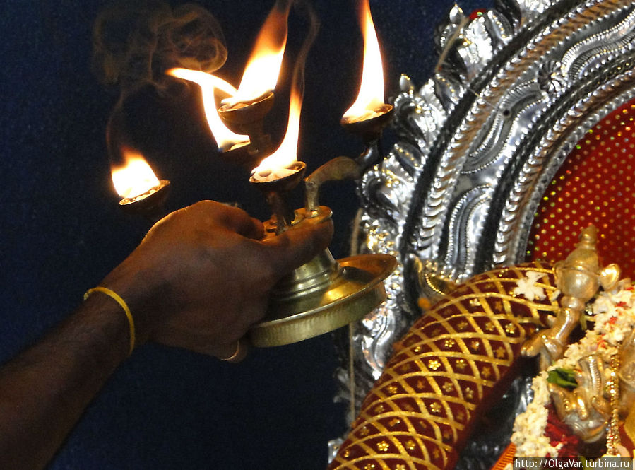 Индуисты вкладывают в значение пуджи значительно большее. Это и медитация, и чтение священных мантр, и песнопения, и очищение огнем, и даже предложение божеству пищи...