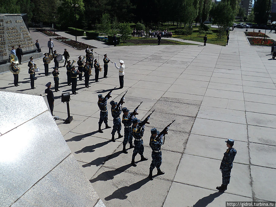 9 мая в День Победы прошло торжественное возложение венков под оружейные залпы. Усть-Каменогорск, Казахстан