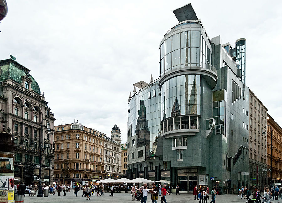 На главной площади напротив собора находится какое-то нелепое здание. Даже не представляется как могло такое тут вырасти.