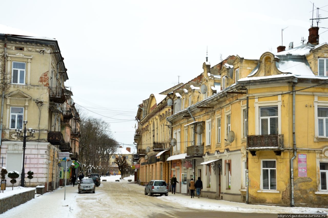 Уютные улочки с малоэтажной застройкой Самбор, Украина