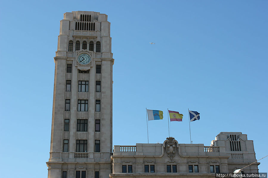 Сердце Санта Круса — площадь Пласа де Эспанья (Plaza de Espana)
Монументальное здание с часовой башней – правительство Тенерифе Санта-Крус-де-Тенерифе, остров Тенерифе, Испания