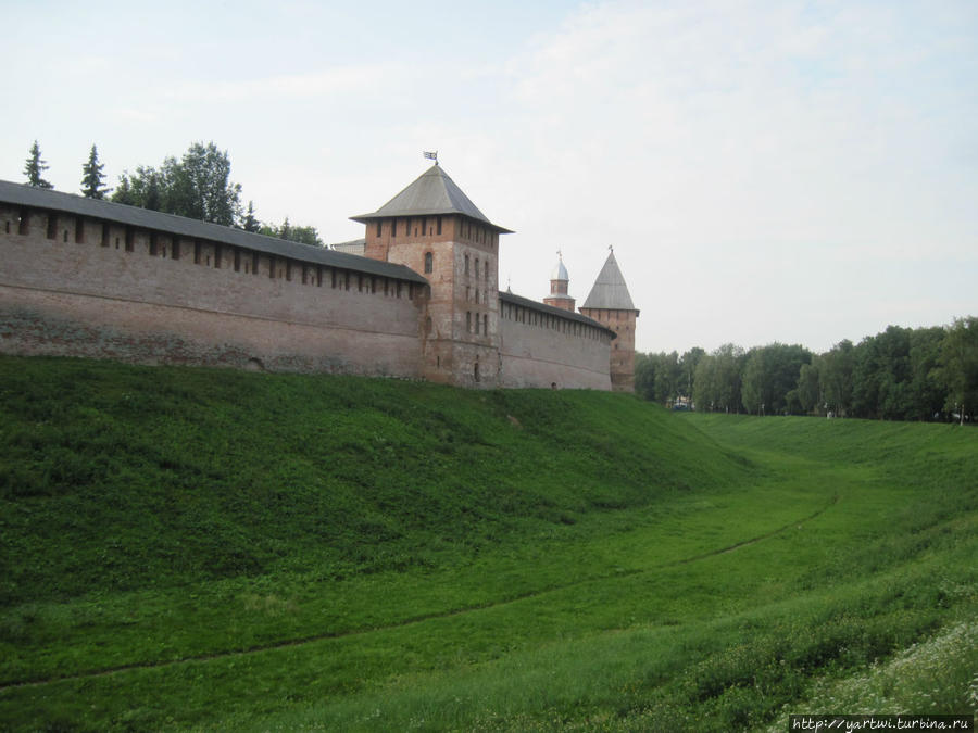 Внушительные стены, ров, напоминают об исторической роли Великого Новгорода как  связующего звена между средневековой Европой и Русью. В этом году Великому Новгороду исполнилось 1155 лет. На этом снимке хорошо просматривается Златоустовская башня. Великий Новгород, Россия