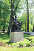 Лаокоон. Бронза, 1817г. Всё-таки, любые скульптуры очень украшают парки!