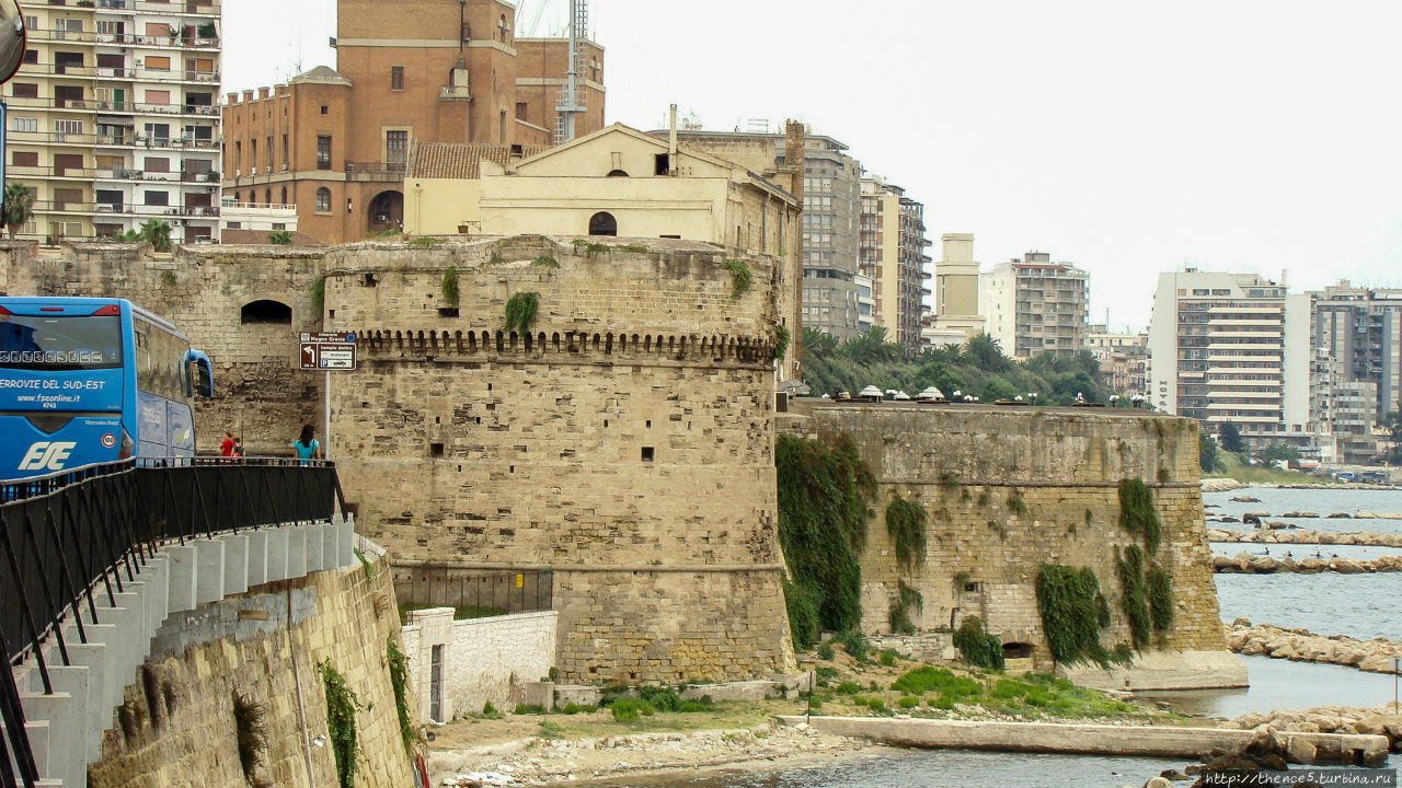 Замок (Castello Aragonese), дальше — Новый город Таранто, Италия