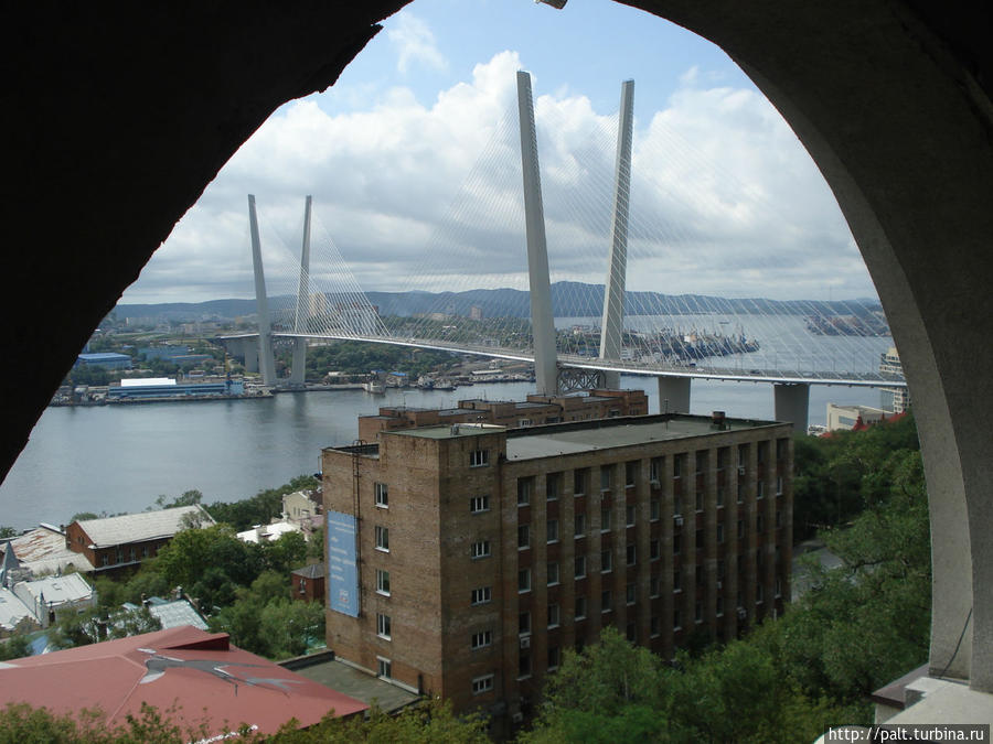 Вид с верхней станции на мост через Золотой Рог Владивосток, Россия