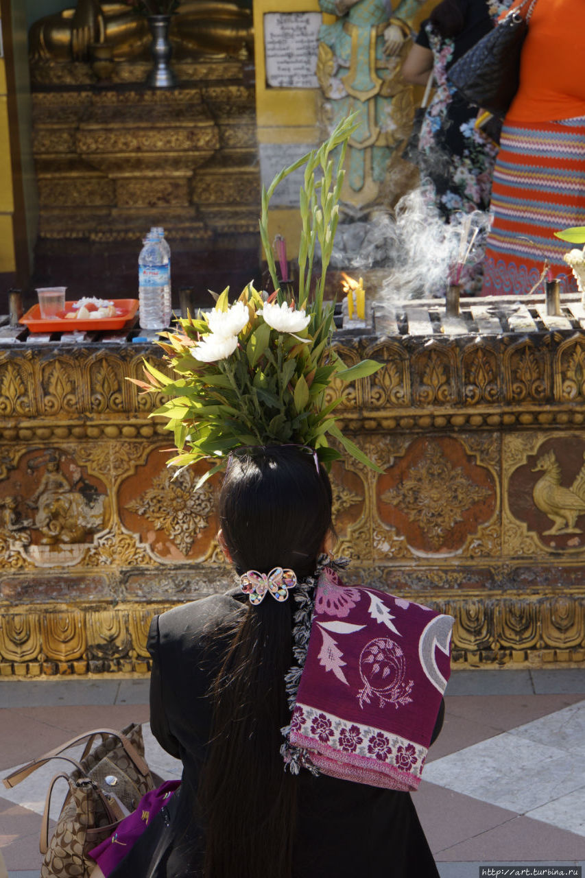 Люди молились. Янгон, Мьянма