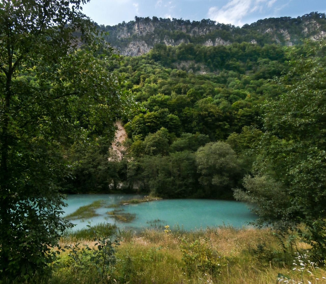 Озеро в минеральных водах. Минеральное озеро Северная Осетия. Река Ардон в Алагирском ущелье. Река Ардон в Северной Осетии. Минеральное озеро в ущелье Ардон.