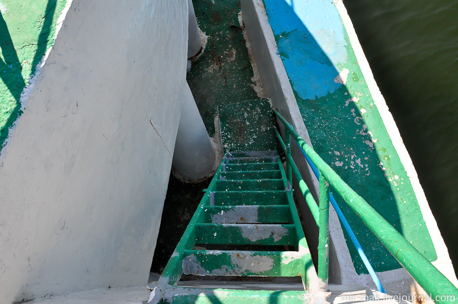 У маяка есть нижний ярус, на который можно спуститься по этой лестнице. Одесса, Украина