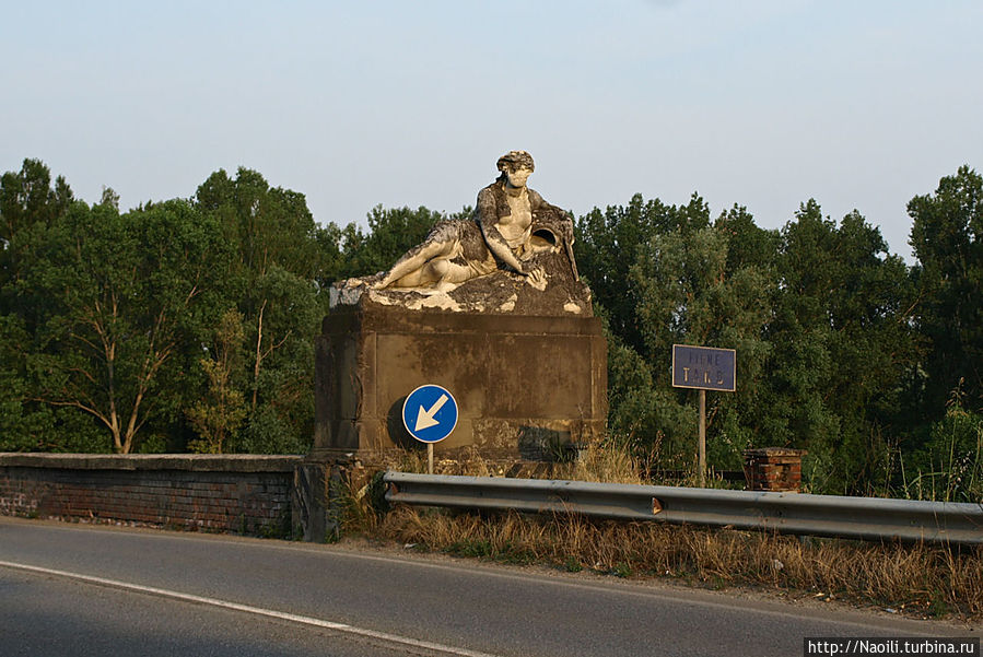 Колонны моста украшены скульптурами, и несмотря на то что мост за пределами жилой зоны их никто не разрушает.