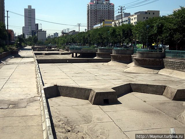 Здесь ,видимо, должна быть вода, больно похоже на бассейн.