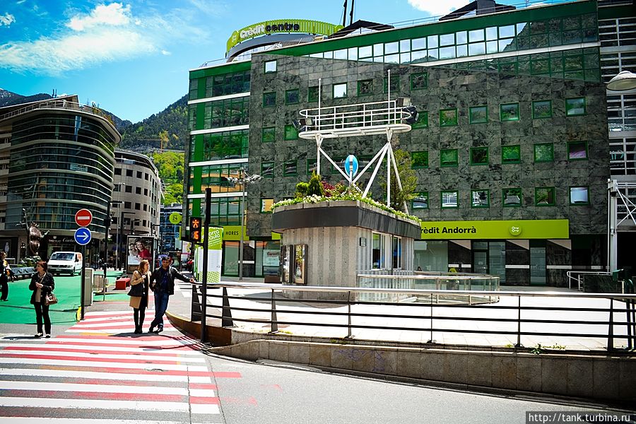 Припарковав машину и подкрепившись в первом попавшемся баре, отправились на изучение столицы этой горной страны.