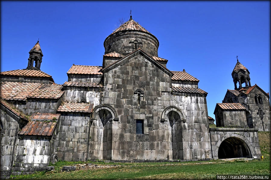 Церковь Сурб Ншан (Св. Знамения, 972—991, 1016), древнейшая сохранившаяся постройка монастыря, основана царицей Хосровануш, женой царя Ашота III Багратуни.
