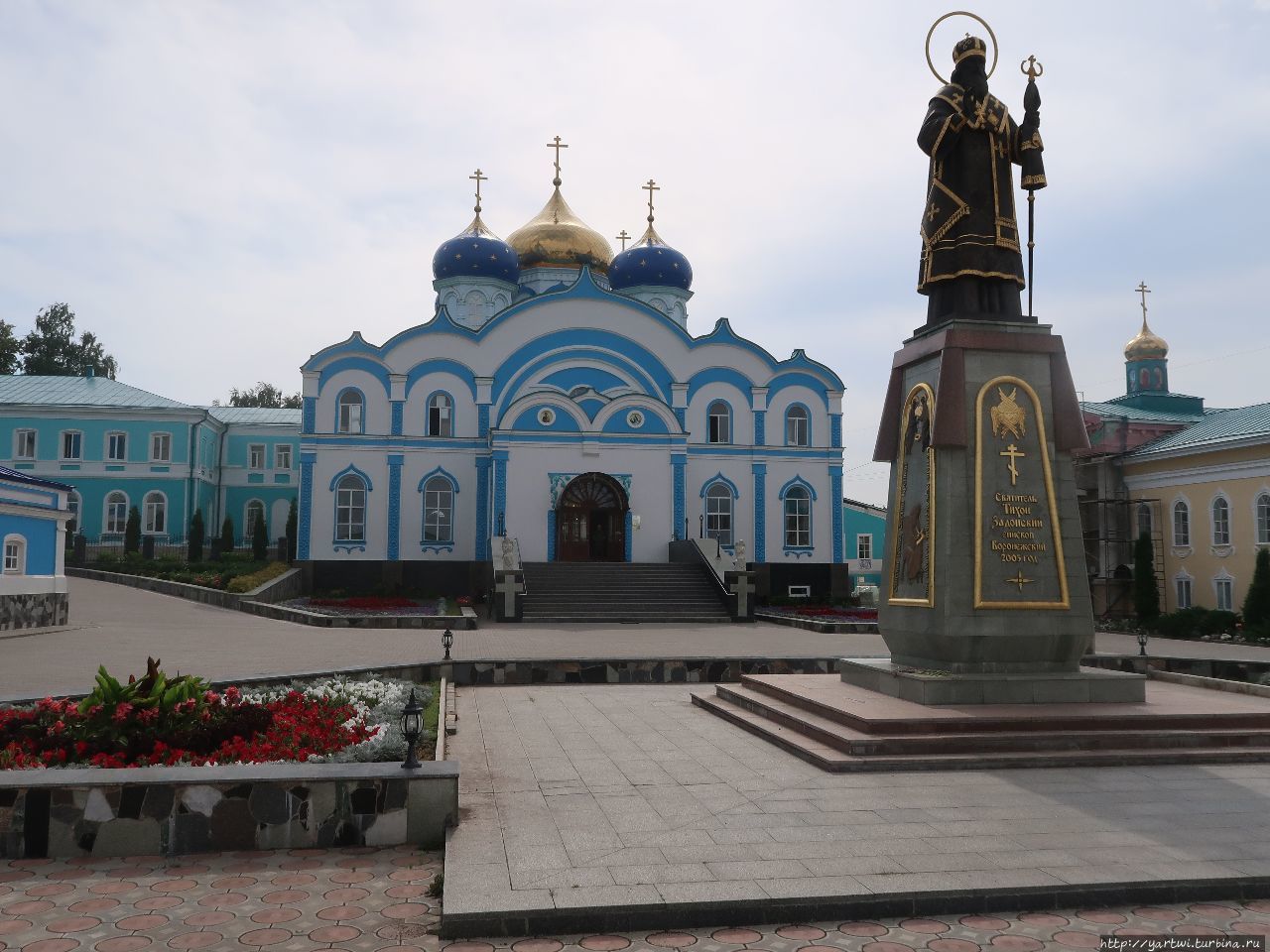 Вид на памятник и церковь Рождества Богородицы и больницу 1869 г. Задонск, Россия