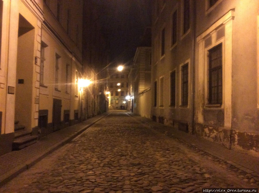 Ночью в узких улочках Риги Рига, Латвия