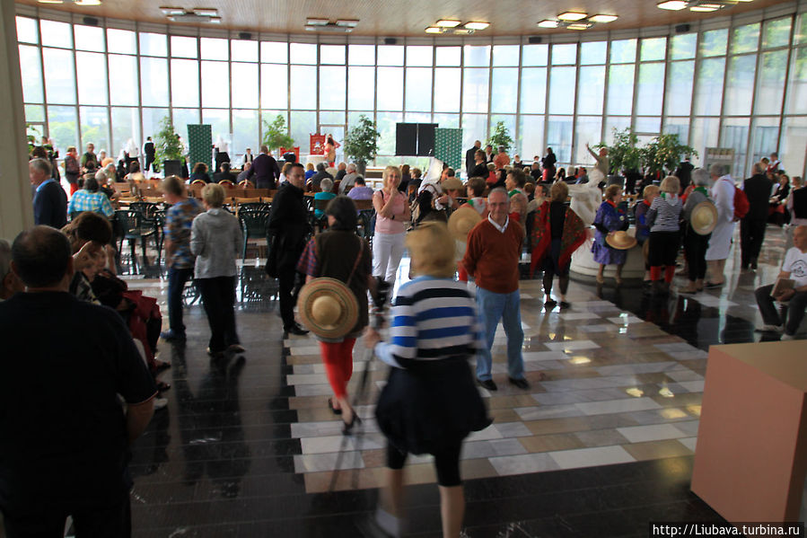 Концерт народной музыки в питьевой галерее Рогашка Слатина, Словения