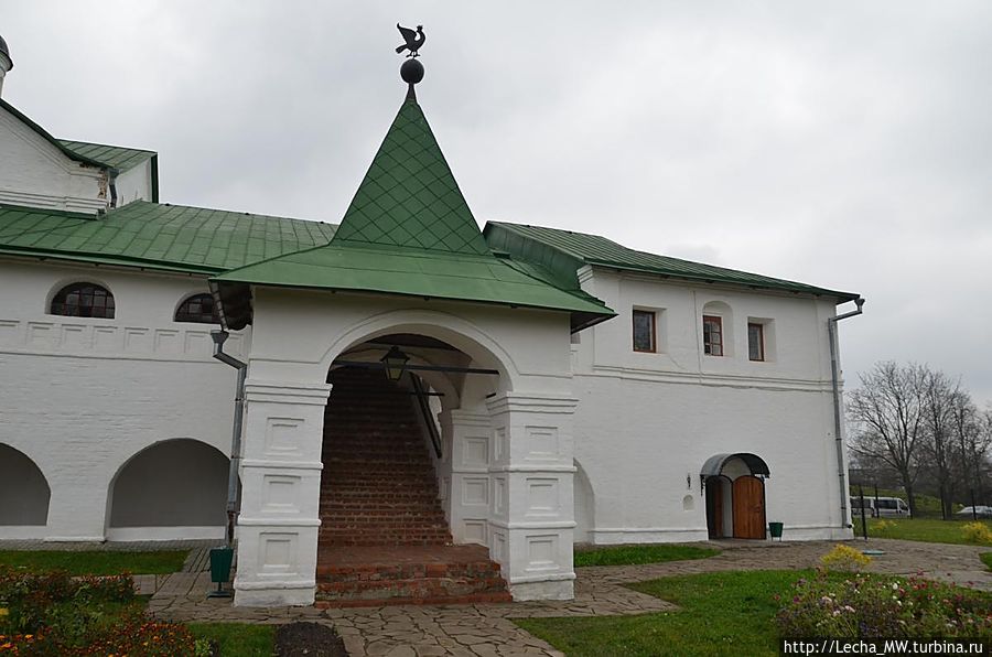 Крыльцо архирейских палат Суздаль, Россия