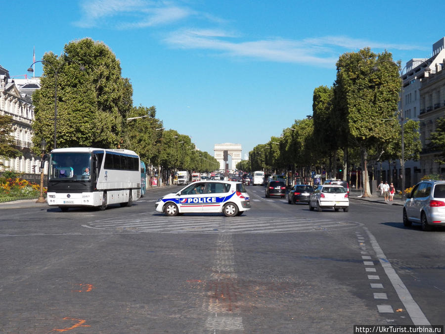 Елисейские Поля или Шанз-Элизе́ (фр. avenue des Champs-Élysées или les Champs-Élysées, или просто les Champs) Париж, Франция