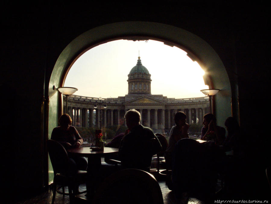 Вид из кафе в Доме Зингера на Казанский собор Санкт-Петербург, Россия