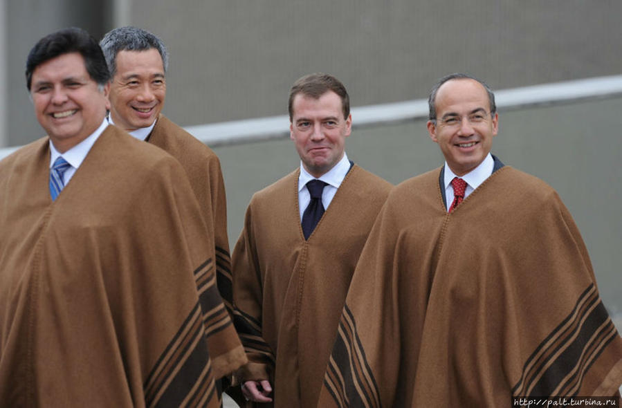 Фото из интернета. Главы государств, принимавшие участие в саммите АТЭС в Лиме, на традиционноем фото в национальной одежде страны-хозяйки саммита. Регион Куско, Перу