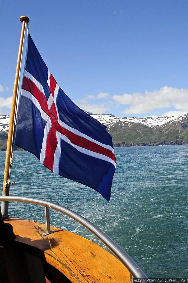 На всех кораблях всегда вывешивается национальный флаг страны. Это исландский флаг Хусавик, Исландия